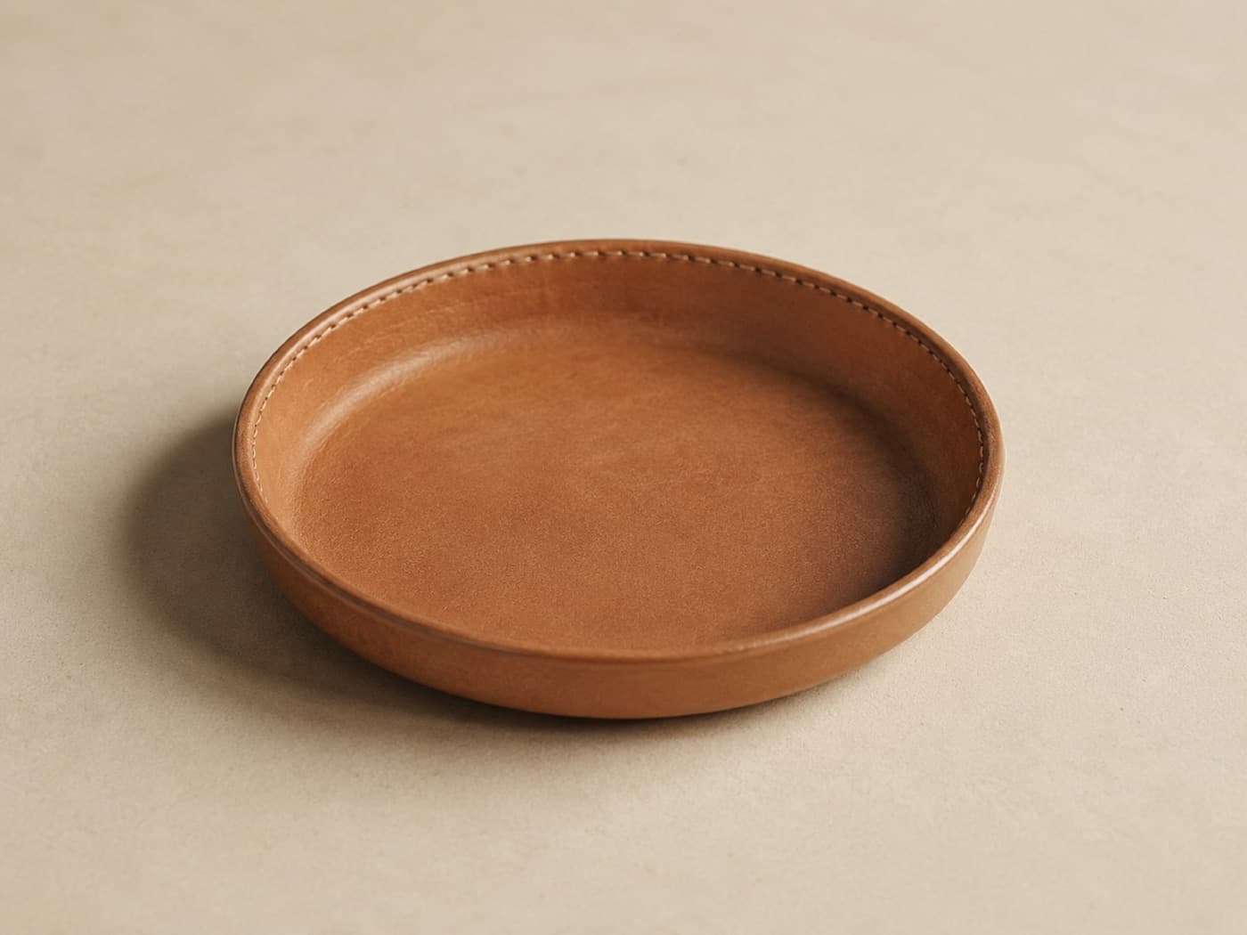 Valet Tray Round Ø 18 — Wet-moulded rather than snapped. One continuous rim, no corners at all.